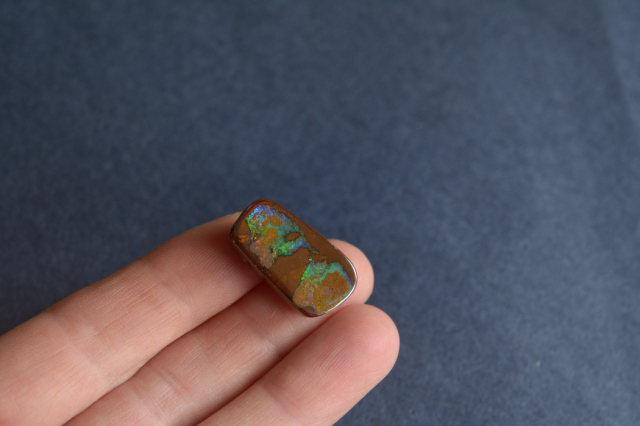 ボルダーオパール【43】ルース・カボション（22×12mm）