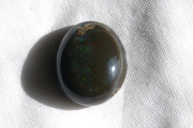 エチオピア産ブラックオパール【2】ルース・カボション（23×19.5mm）