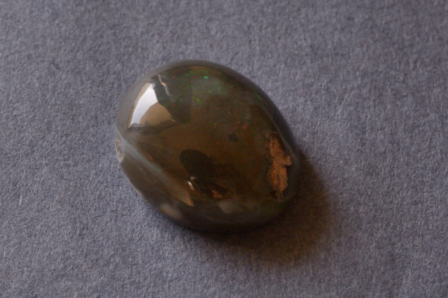 エチオピア産ブラックオパール【2】ルース・カボション（23×19.5mm）