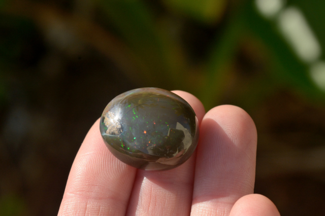 エチオピア産ブラックオパール【2】ルース・カボション（23×19.5mm）