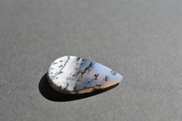 デンドライトオパール【19】ルース・カボション（25×16.5mm）