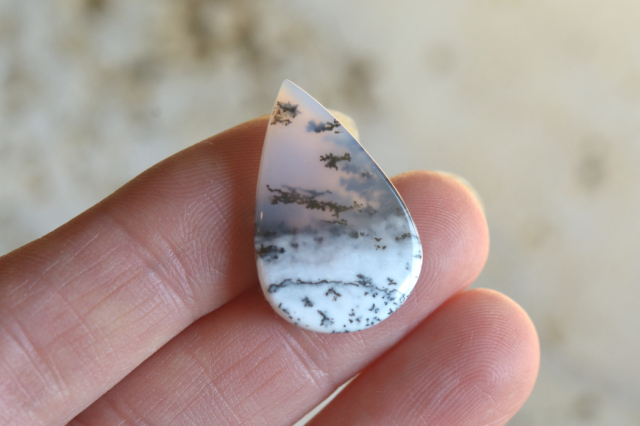デンドライトオパール【19】ルース・カボション（25×16.5mm）