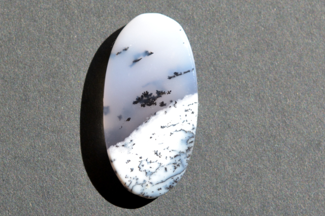 デンドライトオパール【21】ルース・カボション（27×13.5mm）