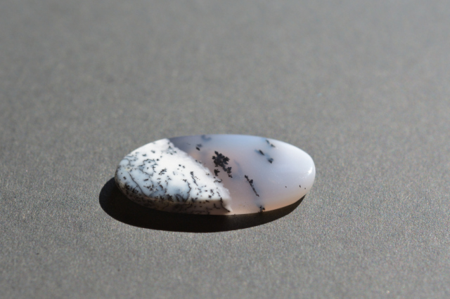 デンドライトオパール【21】ルース・カボション（27×13.5mm）