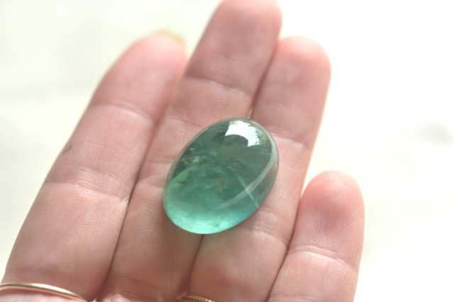 ブルーフローライト【67】ルース・カボション　（24.5×17.5mm）