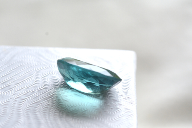ブルーフローライト【76】ルース・カボション・ファセットカット　（18×13mm）