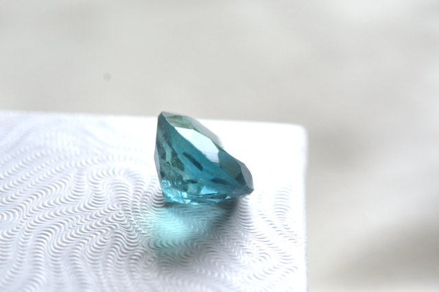 ブルーフローライト【77】ルース・カボション・ファセットカット　（14×14mm）