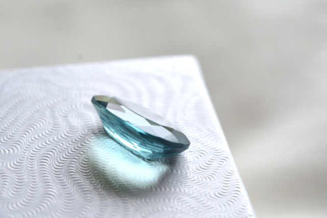 ブルーフローライト【78】ルース・カボション・ファセットカット　（18×13mm）
