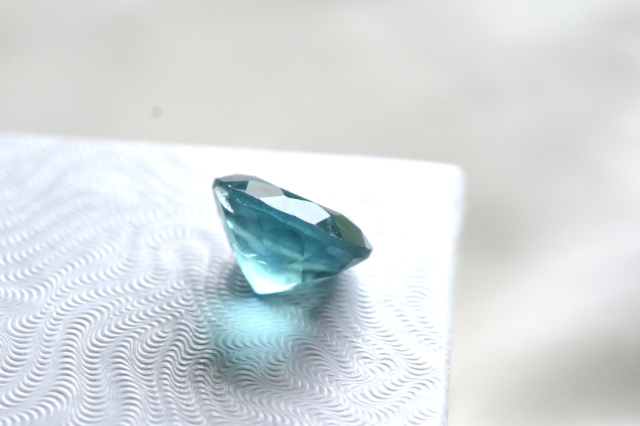 ブルーフローライト【79】ルース・カボション・ファセットカット　（14×14mm）