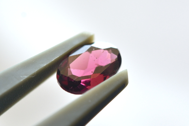 ロードライトガーネット・1石【10】ルース・ファセットカット（約7×5mm）