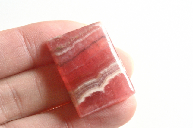 インカローズ（ロードクロサイト）【8】ルース・カボション（27.5×20mm）
