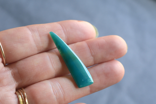 アリゾナ産ジェムシリカ【13】ルース・カボション（35.5×9.5mm）