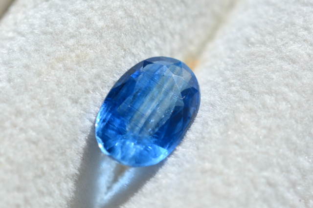 カイヤナイト【46】　ルース・ファセットカット(10×7mm）