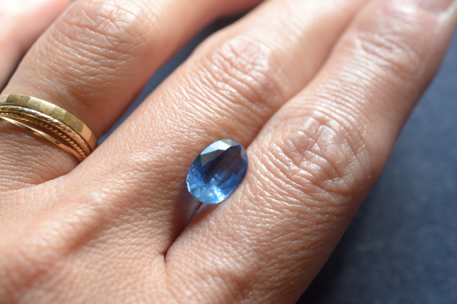 カイヤナイト【46】　ルース・ファセットカット(10×7mm）