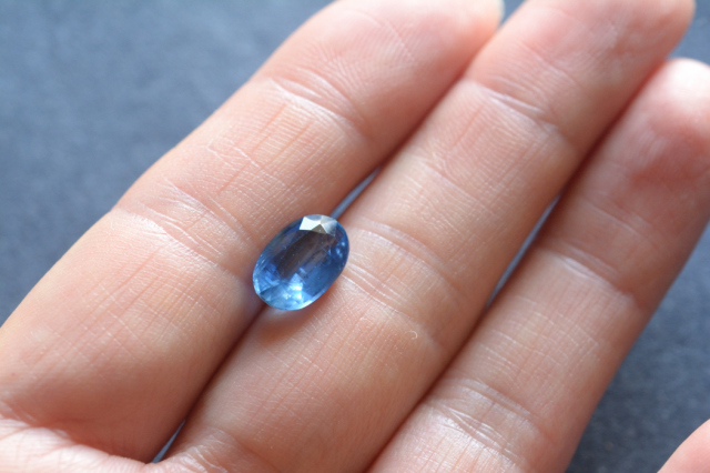 カイヤナイト【46】　ルース・ファセットカット(10×7mm）