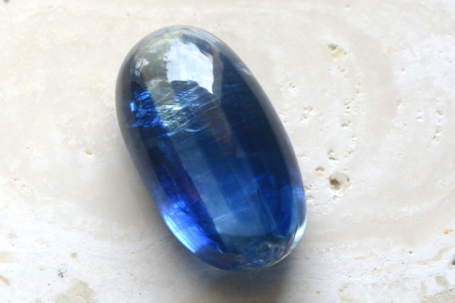 ネパール産カイヤナイト【50】ルース・カボション（20.5×11.5mm）