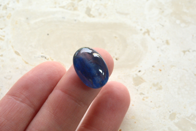 ネパール産カイヤナイト【52】ルース・カボション（16.5×11.5mm）