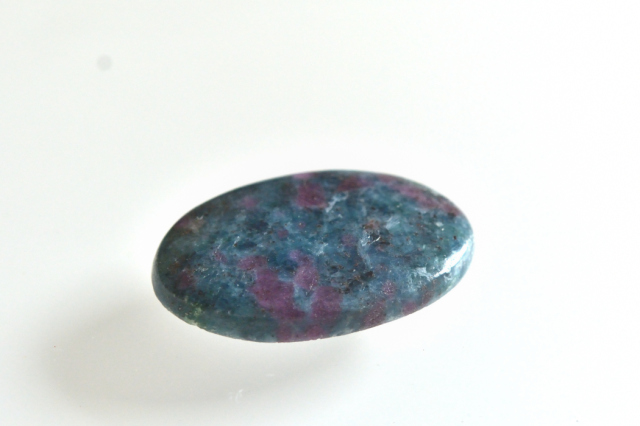 ルビーinカイヤナイト【8】ルース・カボション（23×15mm）