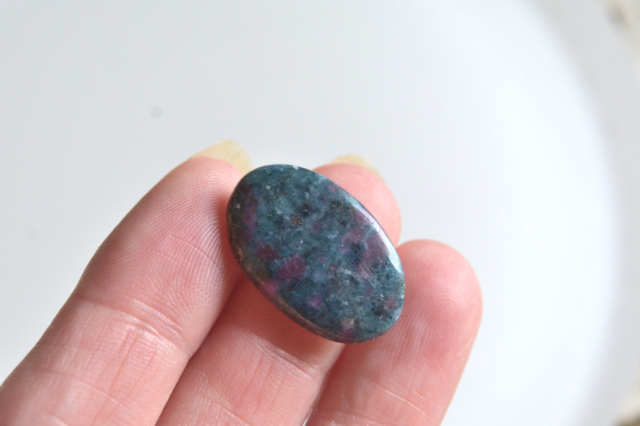 ルビーinカイヤナイト【8】ルース・カボション（23×15mm）