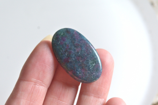 ルビーinカイヤナイト【9】ルース・カボション（30×18.5mm）