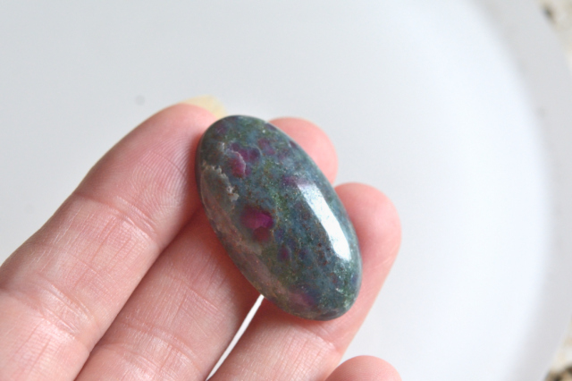 ルビーinカイヤナイト【11】ルース・カボション（32.5×18mm）