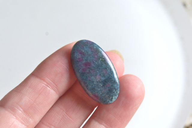 ルビーinカイヤナイト【12】ルース・カボション（28×15.5mm）