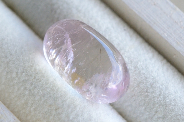 クンツァイト【32】ルース・カボション（20×11.5mm）