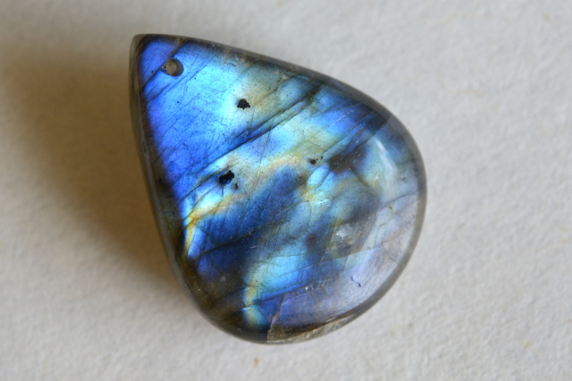 ラブラドライト（穴あき）【60】　ルース・カボション　（32×25mm）