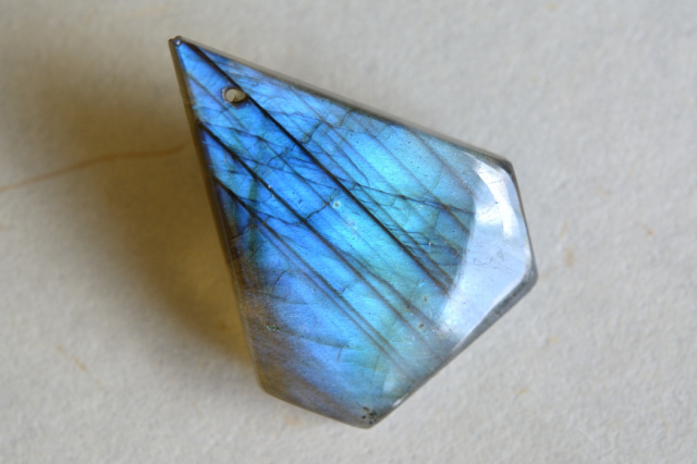 ラブラドライト（穴あき）【65】　ルース・カボション　（33.5×26.5mm）