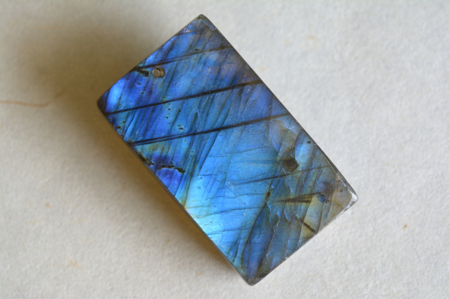 ラブラドライト（穴あき）【69】　ルース・カボション　（34.5×20.5mm）