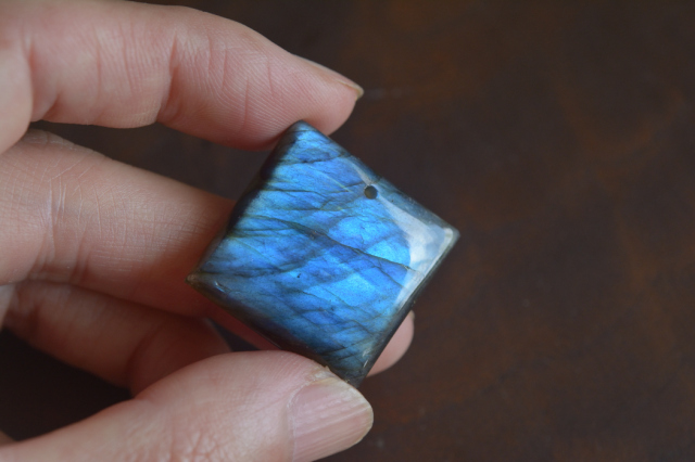 ラブラドライト（穴あき）【71】　ルース・カボション　（22.5×23mm）
