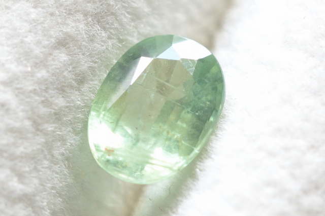 ミントグリーンカイヤナイト【1】ルース・ファセットカット（8×6mm）