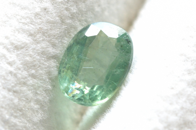 ミントグリーンカイヤナイト【2】ルース・ファセットカット（8×6mm）