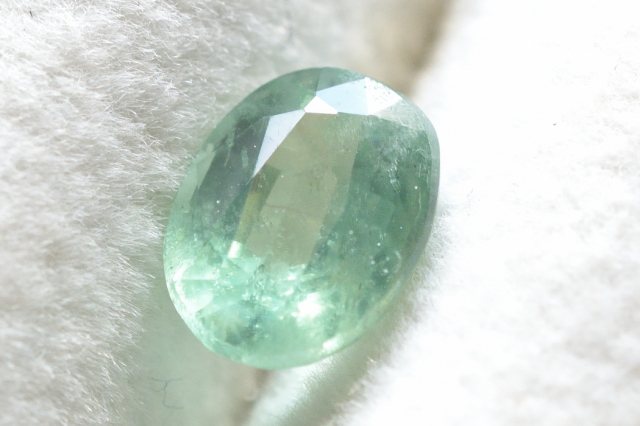 ミントグリーンカイヤナイト【5】ルース・ファセットカット（8×6mm）