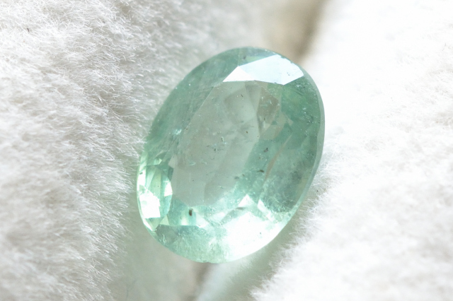 ミントグリーンカイヤナイト【7】ルース・ファセットカット（8×6mm）