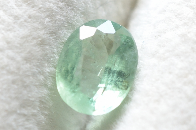 ミントグリーンカイヤナイト【10】ルース・ファセットカット（8×6mm）