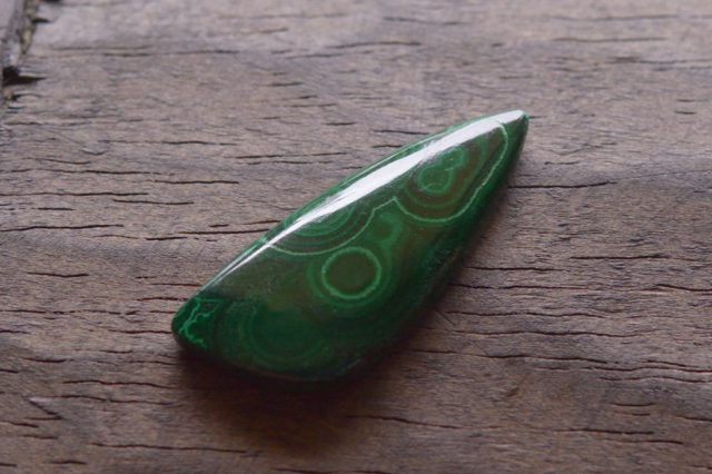 マラカイト【7】ルース・カボション　（33×13.5mm）