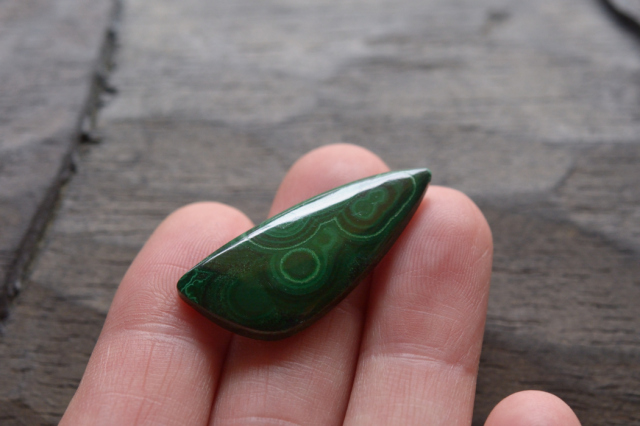 マラカイト【7】ルース・カボション　（33×13.5mm）