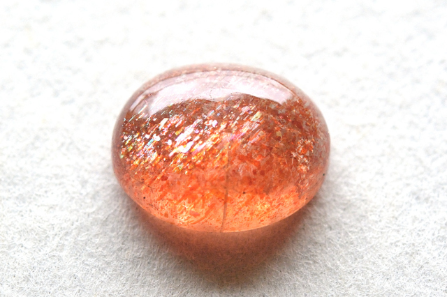マイカサンストーン【4】　ルース・カボション（12×9.5mm）