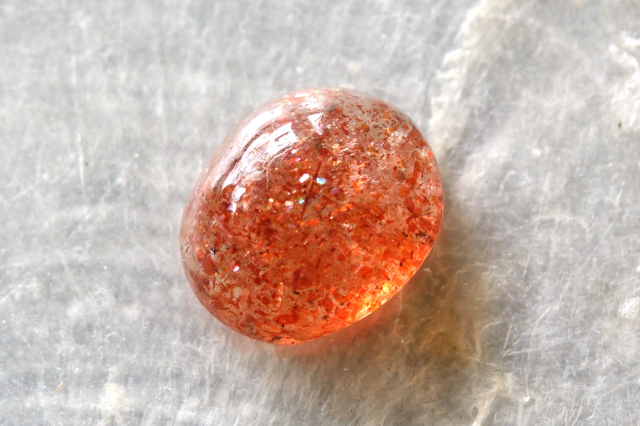 マイカサンストーン【5】 ルース・カボション（12×10.5mm）