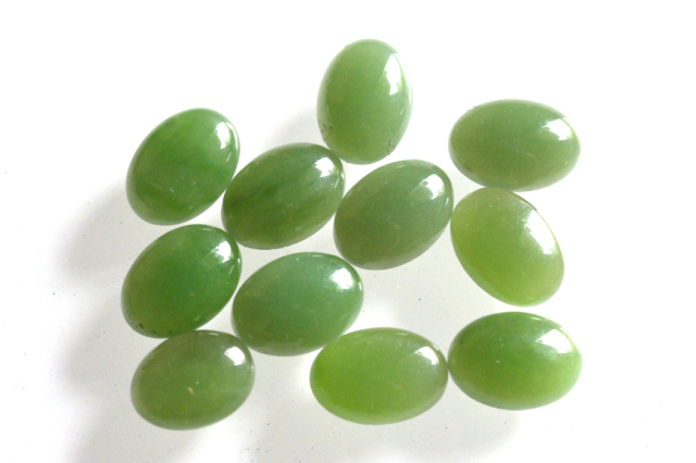 ネフライト（ロシアンジェード）【1】ルース・カボション・1石販売（約13×10mm）