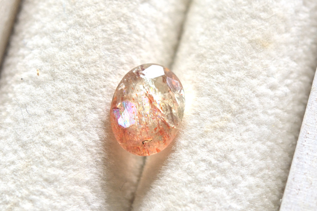 オレゴンサンストーン【24】ルース・カボション　（9.5×7.5mm）