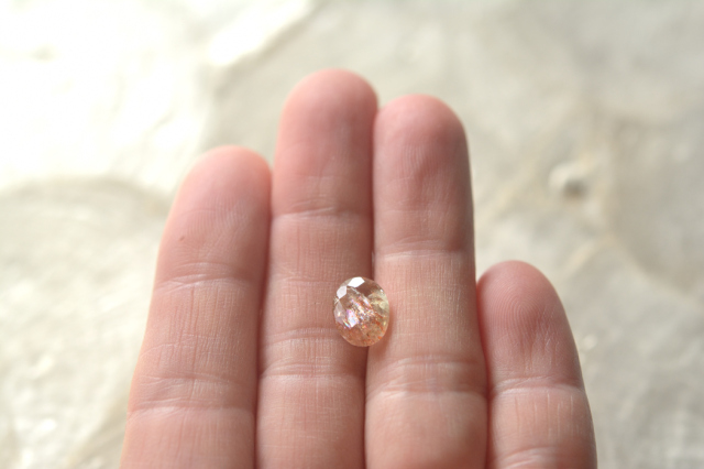 オレゴンサンストーン【24】ルース・カボション　（9.5×7.5mm）