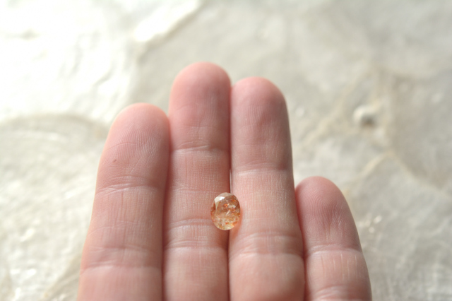 オレゴンサンストーン【26】ルース・カボション　（8×6.5mm）