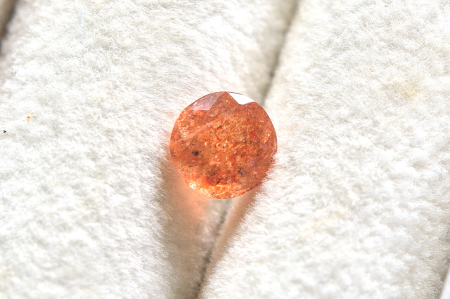 オレゴンサンストーン【29】ルース・カボション　（6.5×6.5mm）