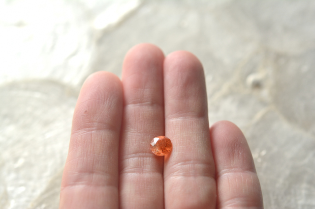 オレゴンサンストーン【29】ルース・カボション　（6.5×6.5mm）