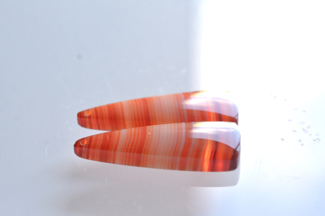 サードオニキス（紅縞瑪瑙）・ペア　穴あき【1】ルース・カボション（29.5×11mm）