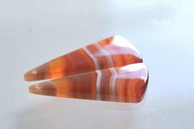 サードオニキス（紅縞瑪瑙）・ペア　穴あき【3】ルース・カボション（33×12.5mm）