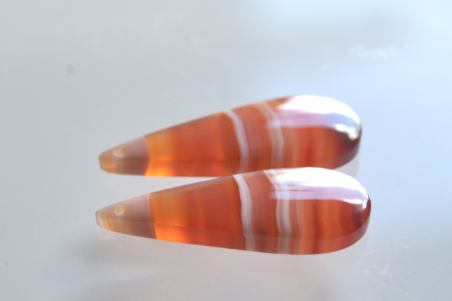 サードオニキス（紅縞瑪瑙）・ペア　穴あき【4】ルース・カボション（31.5×12mm）