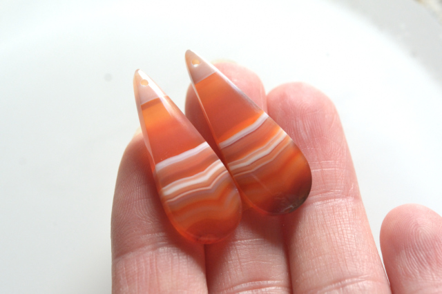 サードオニキス（紅縞瑪瑙）・ペア　穴あき【4】ルース・カボション（31.5×12mm）